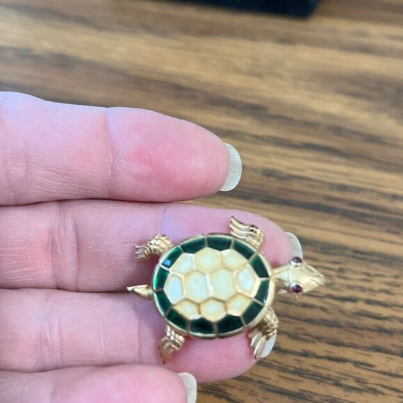Crown Trifari gold tone green emerald ruby eyed turtle brooch vintage - Picture 5 of 5